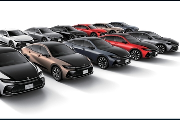 （前列の左から1台目、3〜5台目）：CROSSOVER RS（2.4Lターボハイブリッド車）